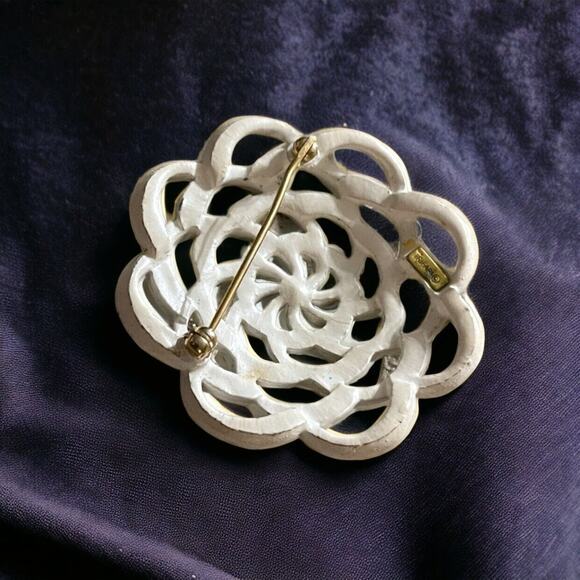 Vintage Crown Trifari White Enamel Swirl Curve Flower Brooch Signed Designer Pin - Picture 2 of 5